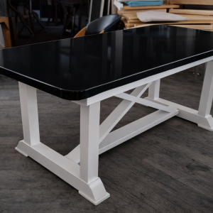 Masivna jedilna miza Calligaris - bele barve, zatemnjeno steklo- Rimex Pohištvo