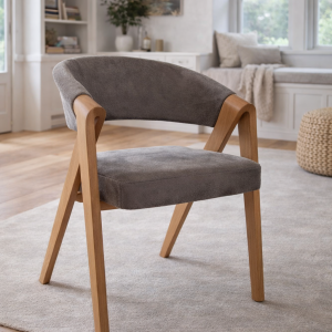 Dizajnerski stol Voglauer iz naravnega masivnega hrasta z ergonomskim naslonom.