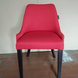 Moderni stol Lux rdeča barva črne masivne lesene noge gostinska oprema