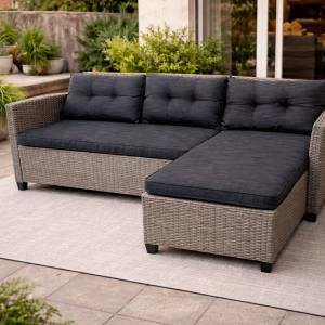 Moderna siva vrtna garnitura ratan s črnimi blazinami na terasi.