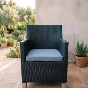 Vrtni fotelj iz ratana na zunanji terasi