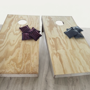 Družabna igra Cornhole. Komplet vsebuje 2 igralni plošči in 8 vrečk.