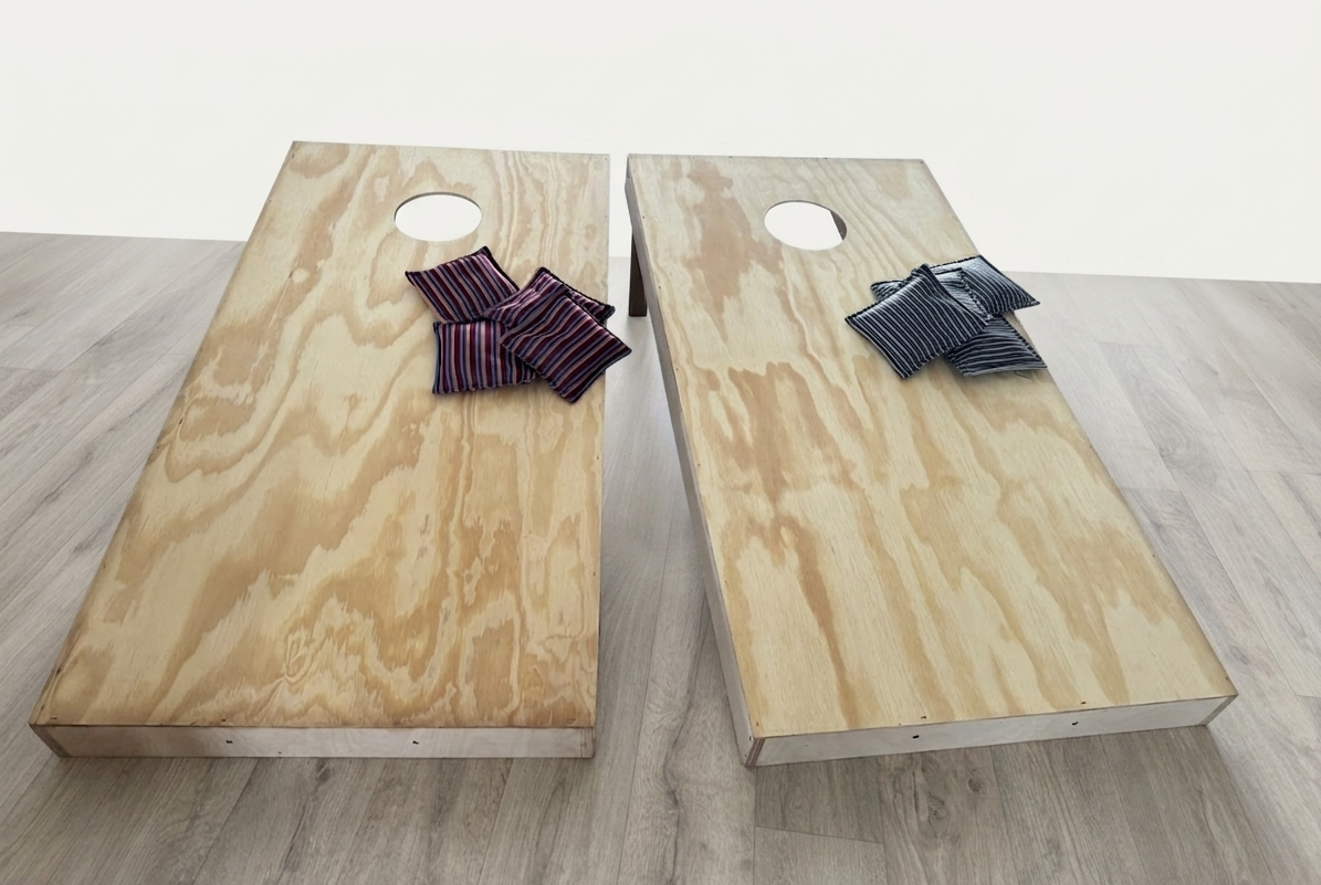 Družabna igra Cornhole. Komplet vsebuje 2 igralni plošči in 8 vrečk.