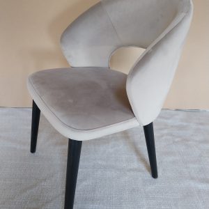 Eleganten jedilni stol Flore v svetlo sivi barvi z masivnimi lesenim nogami