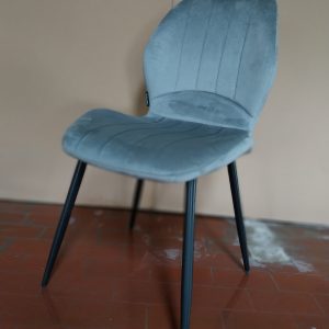 Moderen stol BlueVelvet v žametni barvi s črnimi kovinskimi nogami