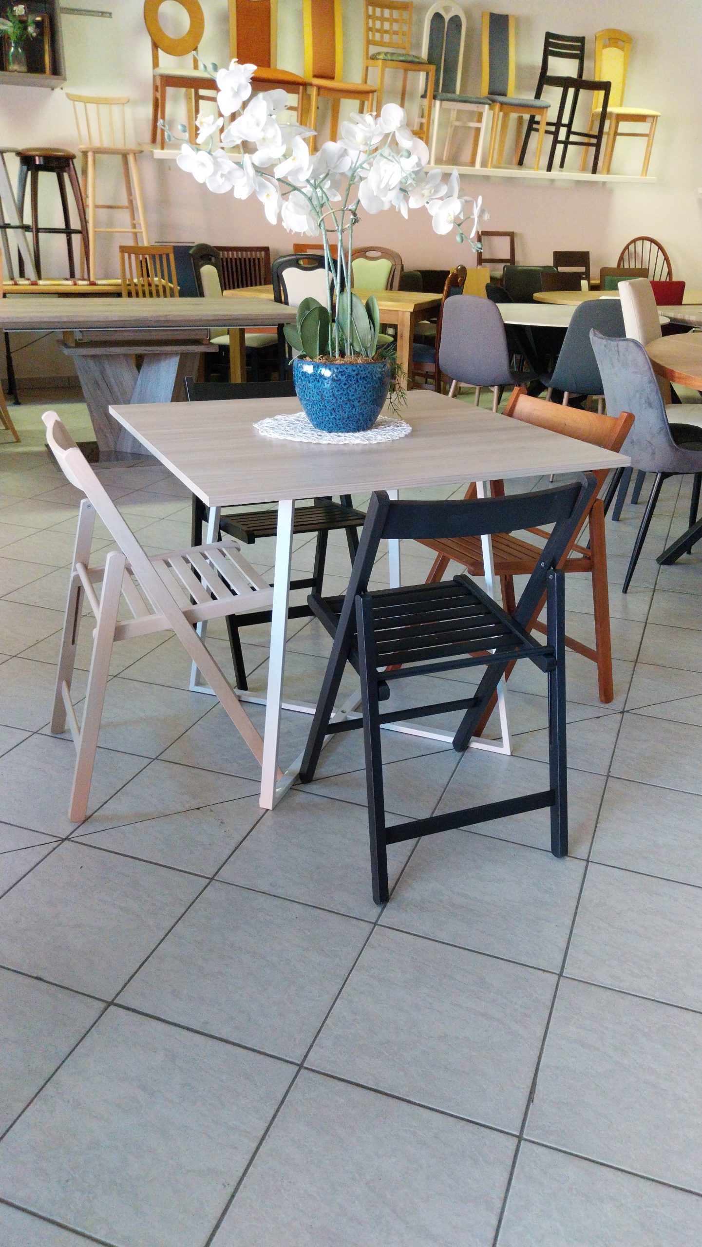 Jedilni set 12 miza 90x90 mat hrast belo podnožje in 4 zložljivi stoli Outlet Rimex