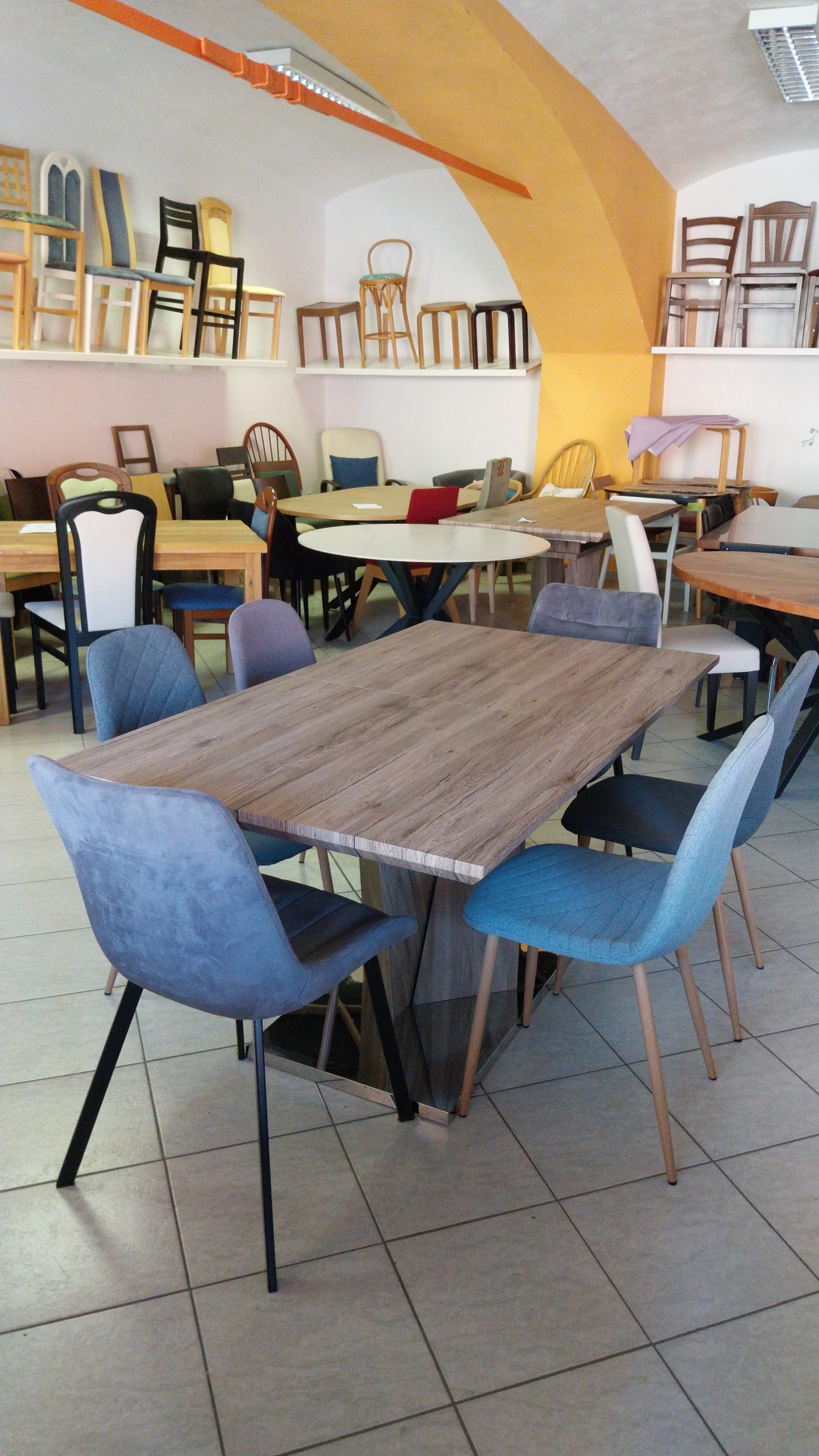 Jedilni set Temni Hrast raztegljiva miza z 6 oblazinjenimi stoli Jon Grey Outlet Rimex